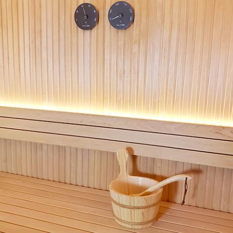SaunaLife Wooden 1-Gallon Sauna Bucket, Wood Ladle, Thermometer, Hygrometer, Black